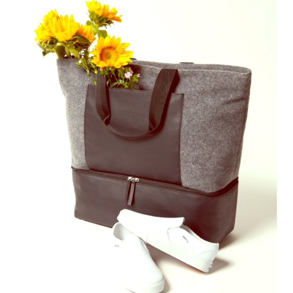 NEW✨Large tote with shoe compartment!